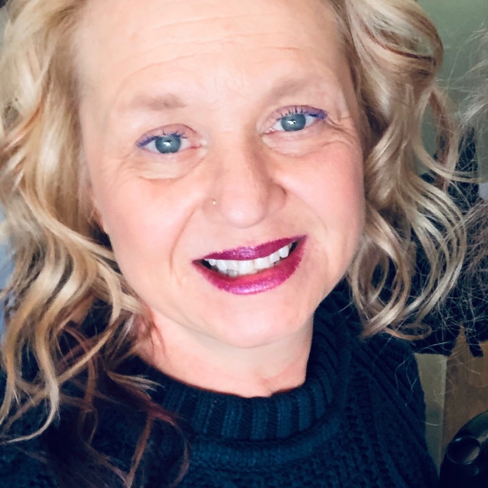 Meet your Posher, Lora
